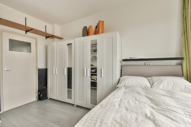 Helles Schlafzimmer mit Kleiderschrank