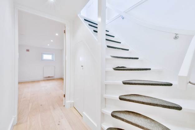 Helles Treppenhaus mit bequemen Handläufen im stilvollen Haus