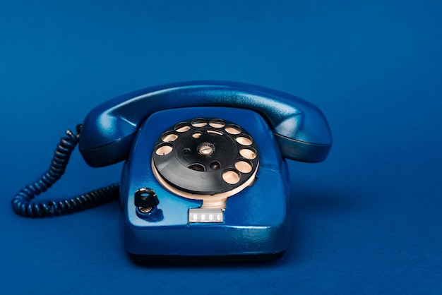 Helles und buntes Retro-Telefon auf blauem Hintergrund