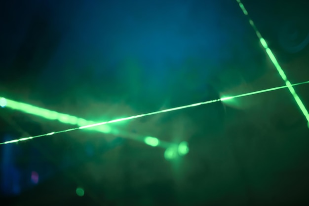 Hellgrüne Neon-Laserlichter beleuchten die Dunkelheit und erzeugen Linien