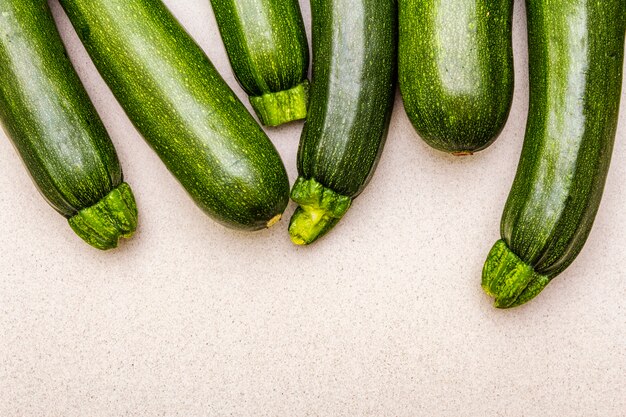 Hellgrüne Zucchini