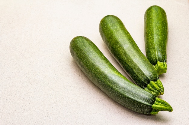 Hellgrüne Zucchini