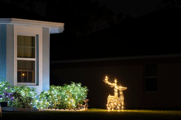 Foto hellig beleuchtete weihnachtsdekorationen auf dem vorgarten des familienhauses in florida außendekoration für die winterferien