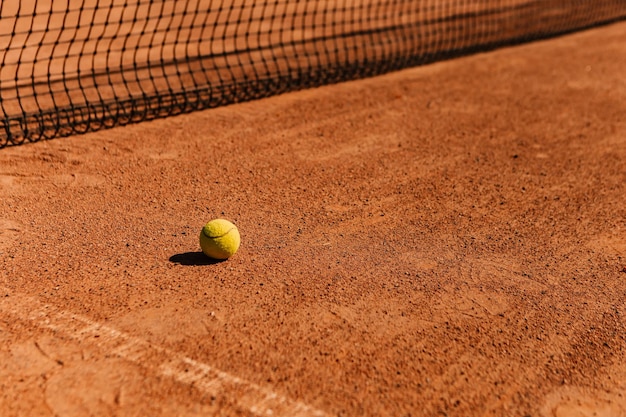 Hellorangefarbene, leere Sandplatzoberfläche im Freien, trockene, schmuddelige Grundliniendetails zum Tennisspielen