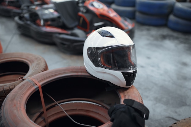 Helm auf reifen, go-kart-auto