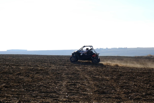 helm sitzt auf einem atv quad bike in den bergen