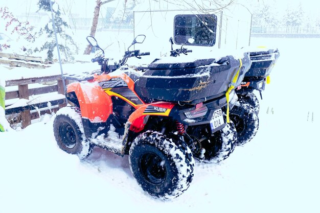 helm sitzt auf einem atv quad bike in den bergen