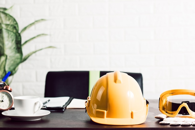 Helm und Glas Ingenieur auf Tisch im Büro