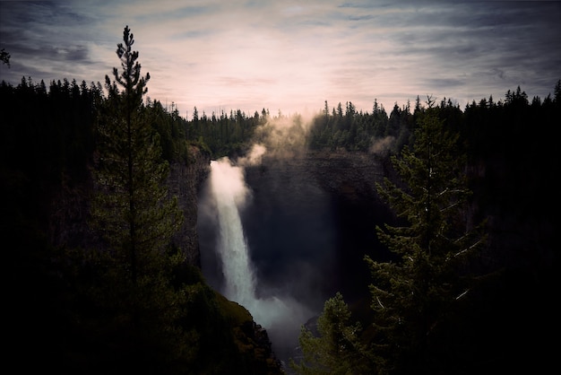 Helmcken Falls Wasserfall Sonnenaufgang am Murtle River