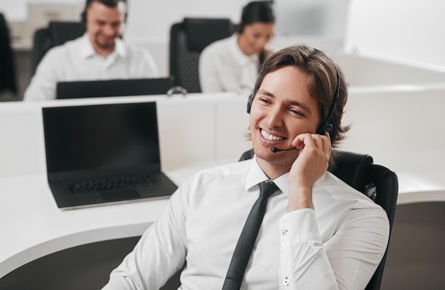 Helpline-Agent, der den Anruf im Büro entgegennimmt