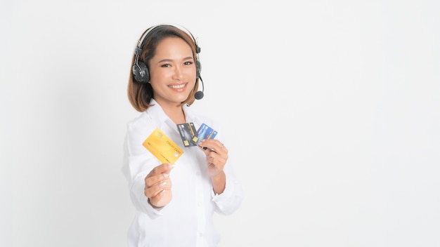 Helpline-Betreiberin oder Callcenter der Frau, die leere Kreditkarte zeigt, Headset, das ihre Arme verschränkt hält, lokalisiert auf Weiß.