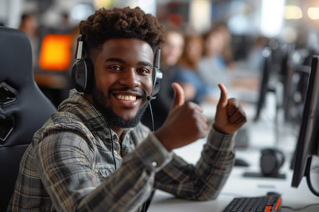 Helpline-Operator Afro-Mann mit Kopfhörern zeigt Daumen nach oben im Callcenter