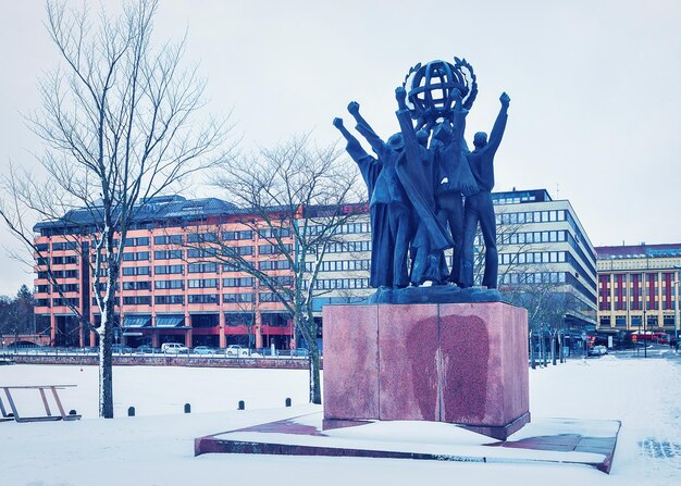 Helsinki, Finlandia - 8 de marzo de 2017: Estatua de la paz mundial en Helsinki, Finlandia, en invierno.