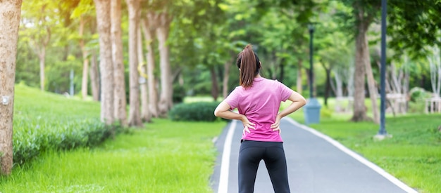 Hembra adulta joven con dolor muscular durante la carrera.