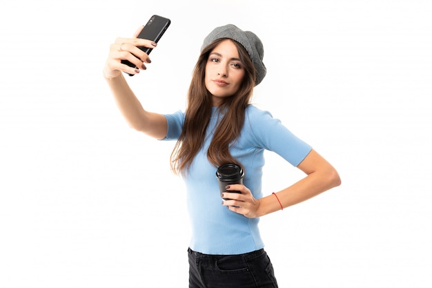 Hembra caucásica con tapa do selfie y sonrisa, imagen aislada sobre fondo blanco.