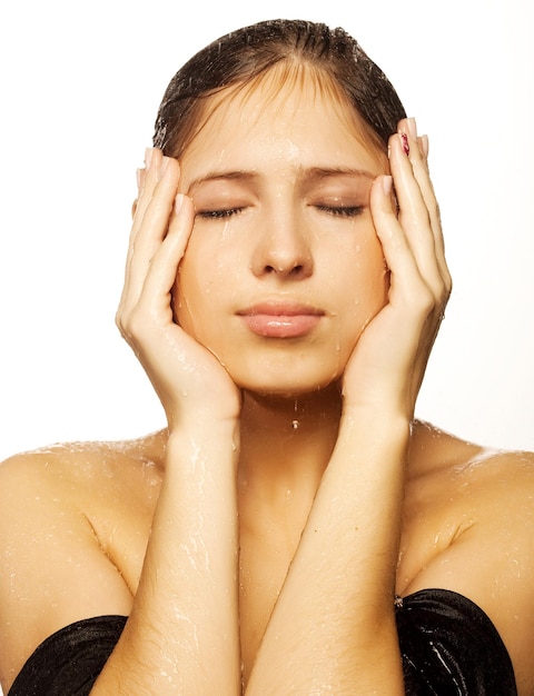 Hembra con gotas de agua en su cara pura