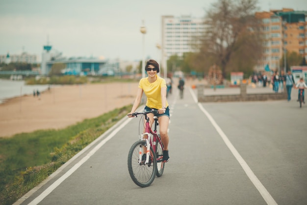 Hembra joven en calle de bicicleta