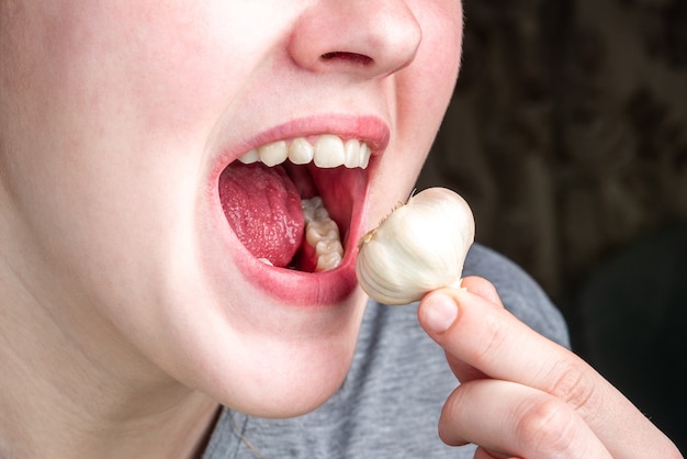 Hembra joven comiendo un ajo