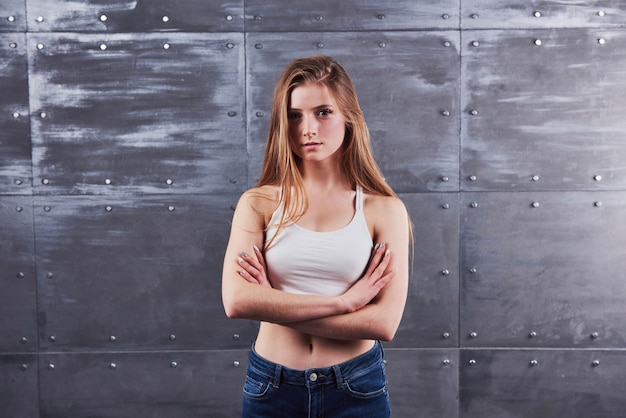 hembra joven contra el fondo gris de estudio