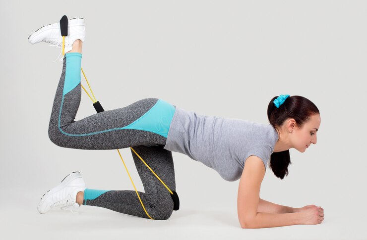 Foto hembra joven con expansor de fitness en estiramiento