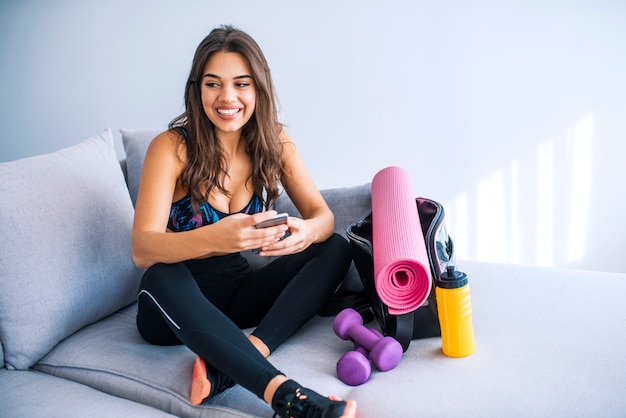 Foto hembra joven preparándose para el gimnasio