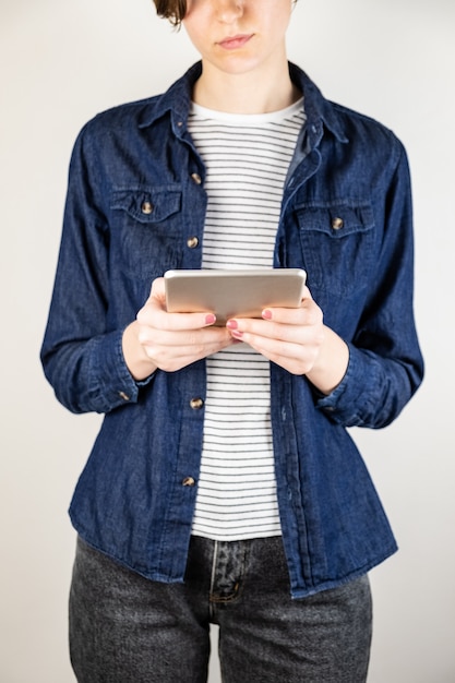 Hembra joven con tablet PC. Mujer usando tecnología, vista detallada en fondo blanco