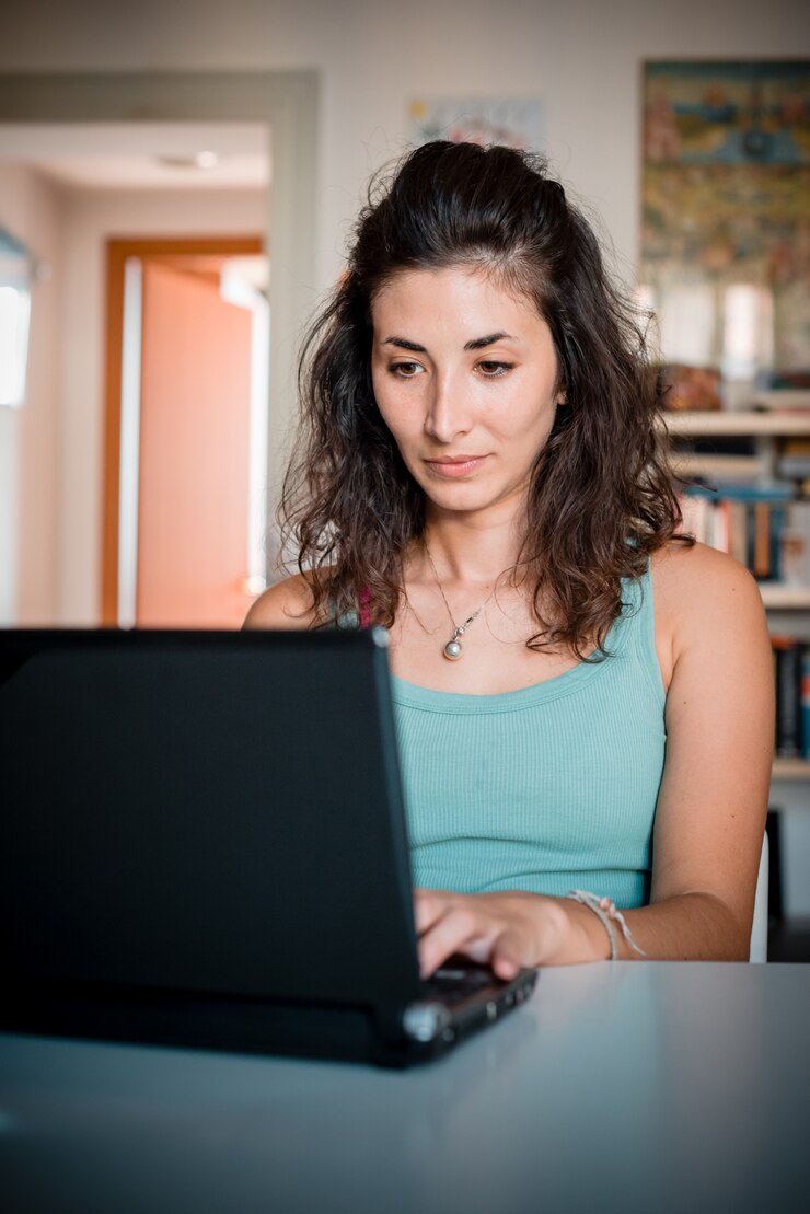 Foto hembra morena adulto computadora portátil caucásico