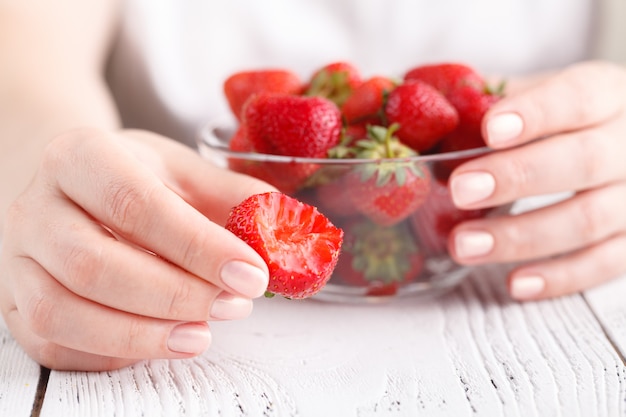 Hembra con pila de fresa en plato