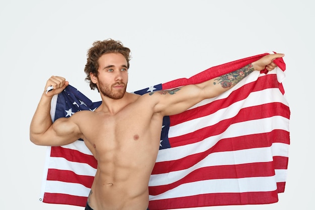 Hemdloser Mann mit USA-Flagge