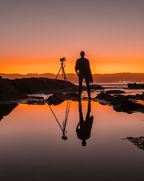 Hendaye, Aquitânia / França Â »; 7 de outubro de 2019: um fotógrafo refletido na água das praias de Hendaye