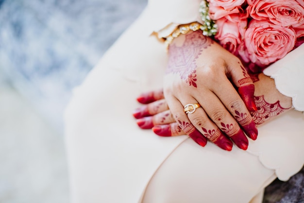 Henna-Tattoo auf der Hand der Braut.