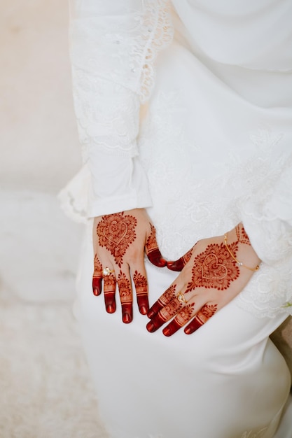 Henna-Tattoo auf der Hand der Braut.