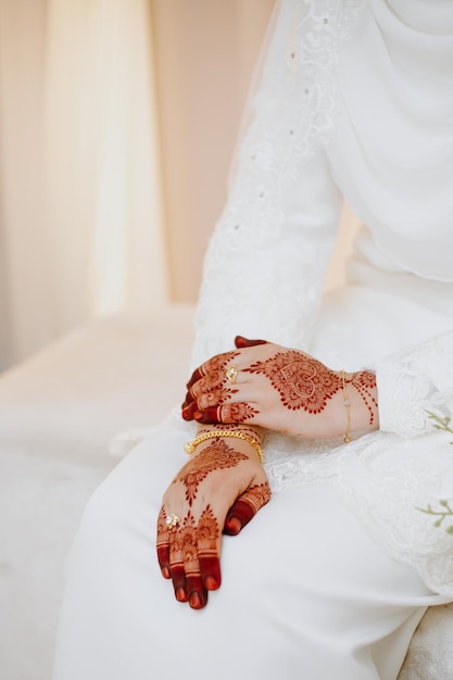 Henna-Tattoo auf der Hand der Braut.