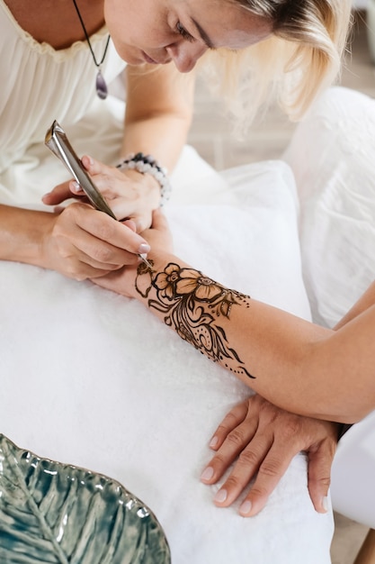 Henna Tattoo auf Frauenhänden Künstler Zeichnung arabisch mehndi