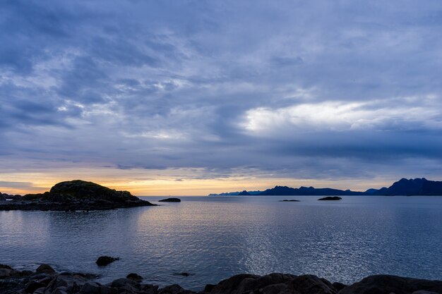 Henningsvaer Landschaft mit Meer und Bergen, Norwegen