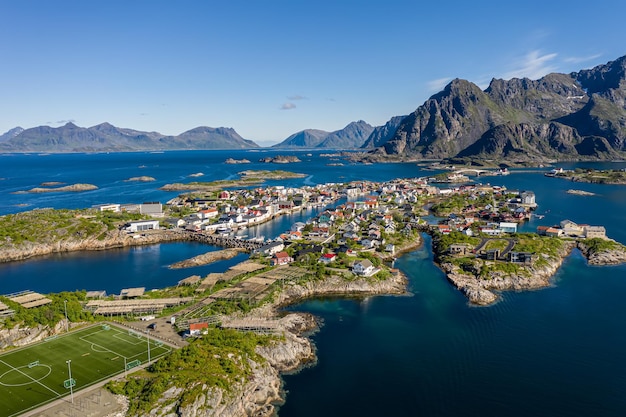 Henningsvaer Lofoten é um arquipélago no condado de Nordland, na Noruega. É conhecida por um cenário distinto com montanhas e picos dramáticos, mar aberto e baías protegidas, praias e terras intocadas