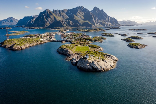 Henningsvaer Lofoten é um arquipélago no condado de Nordland, na Noruega. É conhecido por um cenário distinto com montanhas e picos dramáticos, mar aberto e baías protegidas, praias e terras intocadas