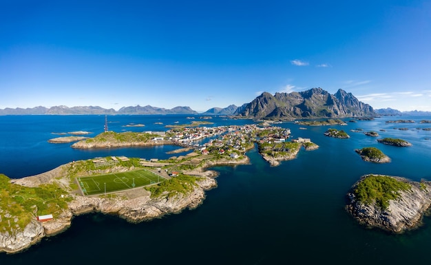 Henningsvaer Lofoten es un archipiélago en el condado de Nordland Noruega Es conocido por un paisaje distintivo con espectaculares montañas y picos mar abierto y bahías protegidas playas y tierras vírgenes