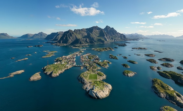 Henningsvr Lofoten ist ein Archipel in der Grafschaft Nordland, Norwegen. Ist bekannt für eine unverwechselbare Landschaft mit dramatischen Bergen und Gipfeln, offenem Meer und geschützten Buchten, Stränden und unberührtem Land