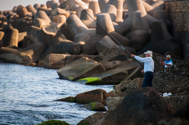 HERAKLION, GRECIA - 18 DE OCTUBRE DE 2012: Hombre pescando en el mar.