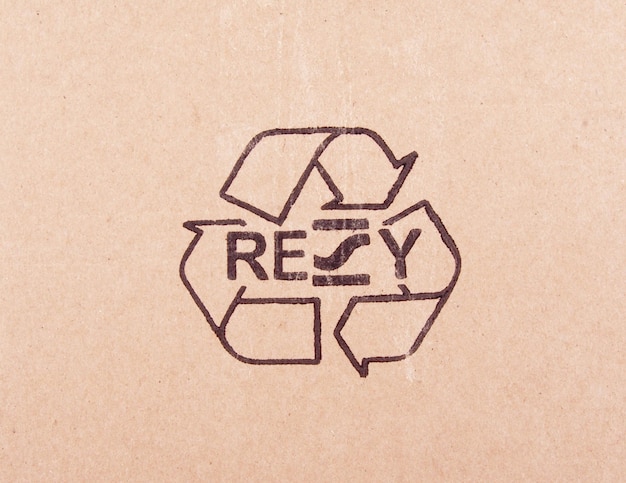 Foto herausgerissenes stück pappe mit recycling-symbol