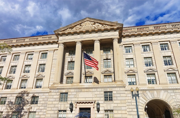 Herbert C. Hoover Building está localizado em Washington DC, EUA. É a sede do Departamento de Comércio dos Estados Unidos. Foi construído em 1932 e renomeado após Herbert Hoover em 1981.