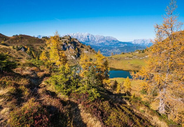 Herbst Alpine Grosser Paarsee oder Paarseen See Land Salzburg Österreich Alpen Hochkonig felsige Berggruppe Blick in die Ferne