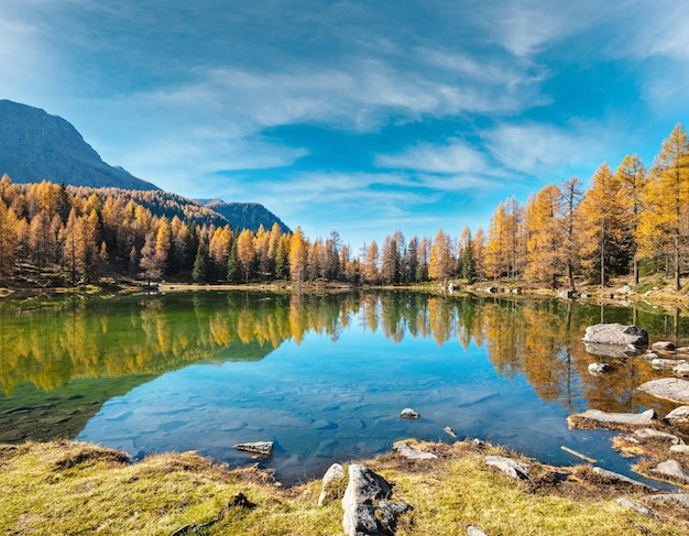 Herbst alpiner Bergsee in der Nähe von San Pellegrino Pass Trentino Dolomiten Alpen Italien