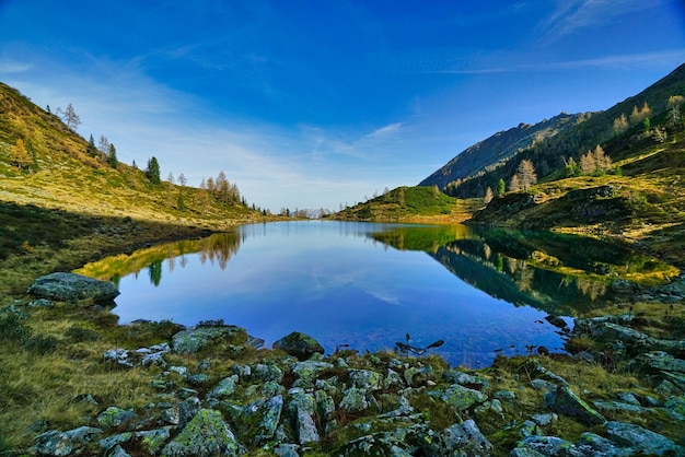 Herbst am Moaralmsee malerischer Blick auf den See und die Berge gegen den Himmel