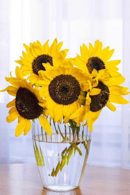 Herbst. Auf dem Tisch stehen gelbe Sonnenblumen in einer Vase. Postkarte mit Kopienraum. Blumen, Geschäft,