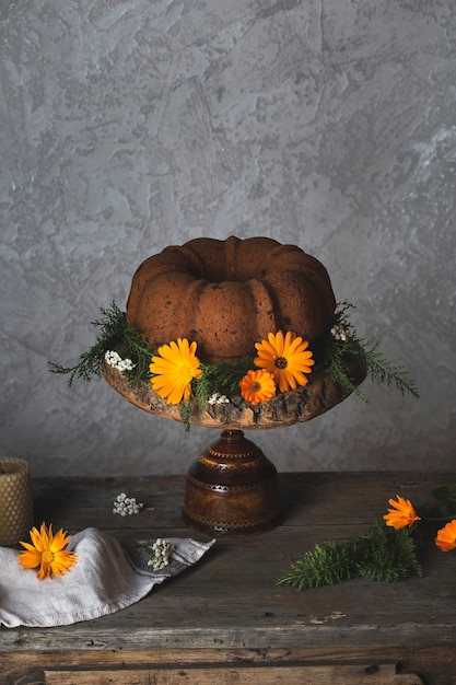 Herbst-Bundt-Kuchen mit Kürbis auf rustikalem Tisch