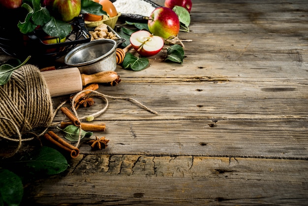 Herbst, der Hintergrund, Apfelkuchenbackenkonzept, frische rote Äpfel, süße Gewürze, Zucker, Mehl kocht