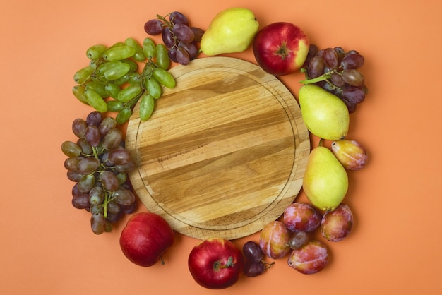 Herbst-Ernte-Karte oder Hintergrund Verschiedene Früchte, Trauben, Äpfel, Pflaumen und Birnen