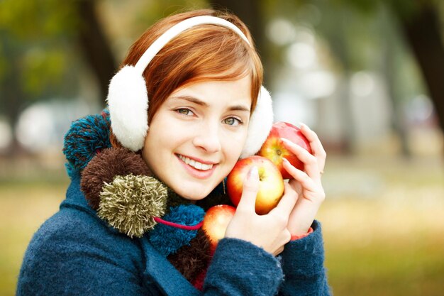 Herbst-Frau, die Äpfel hält Mode-Modell im gelben Herbstlaub-Mädchen-Kunst-Porträt im Freien